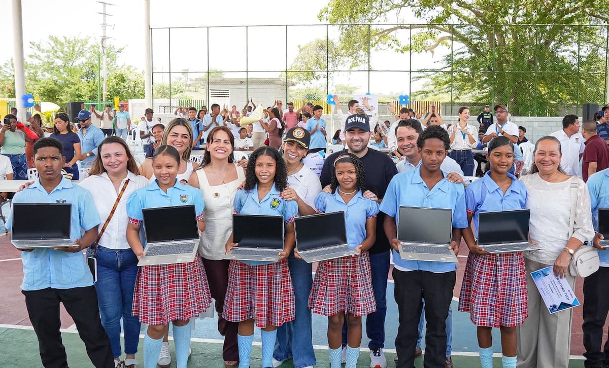 MinTIC entrega 52 computadores a estudiantes de Clemencia y anuncia nuevas becas en IA. // cortesía: MINTIC
