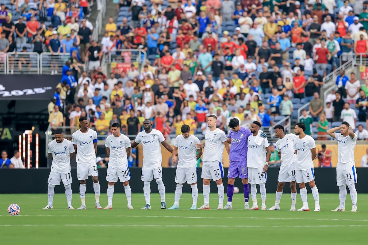 Los jugadores del Al Hilal guardan un minuto de silencio en memoria del fallecido jugador portugués Diogo Jota. //Foto, EFE: CRISTOBAL HERRERA-ULASHKEVICH