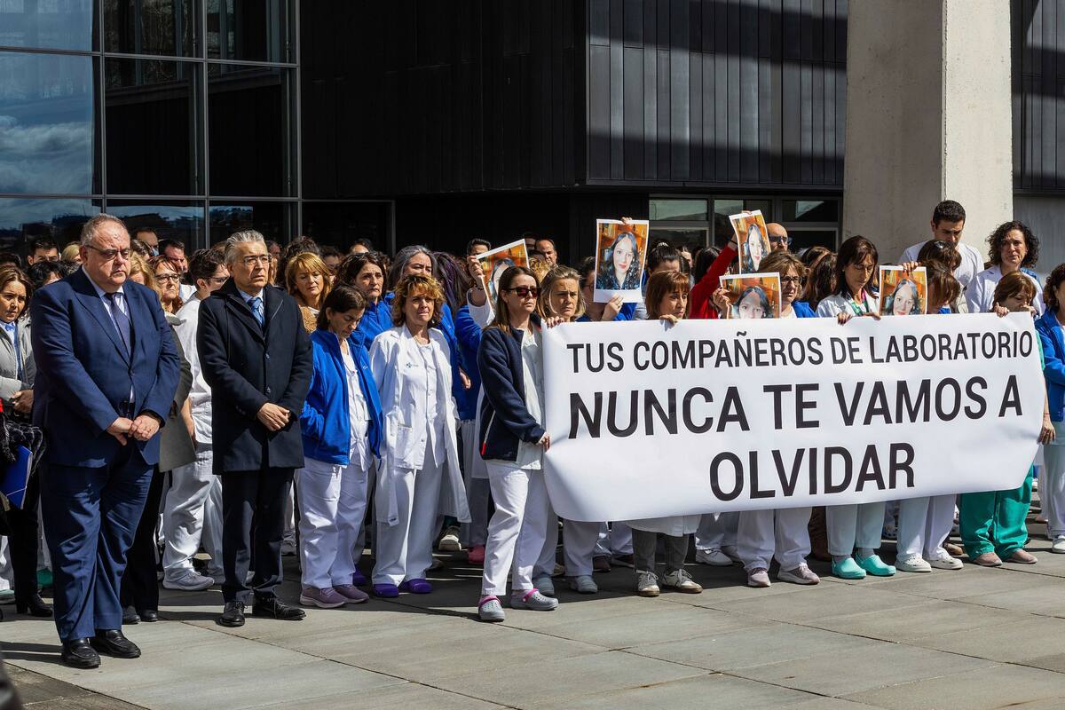 Minuto de silencio en el hospital de Burgos donde trabajaba Andrea Bejarano. //EFE
