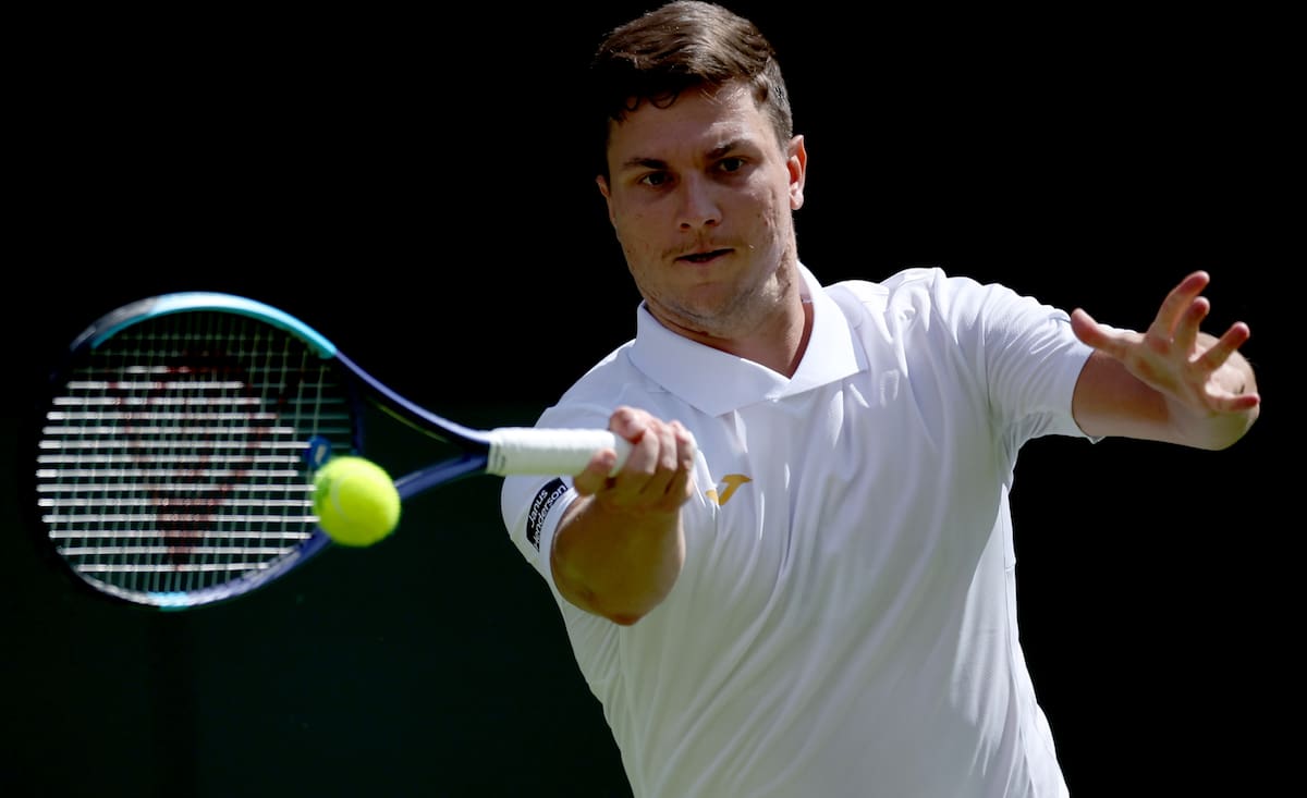 El serbio Miomir Kecmanovic casi elimina a el italiano Jannik Sinner de Wimbledon en la primera ronda. //Foto, EFE: ADAM VAUGHAN