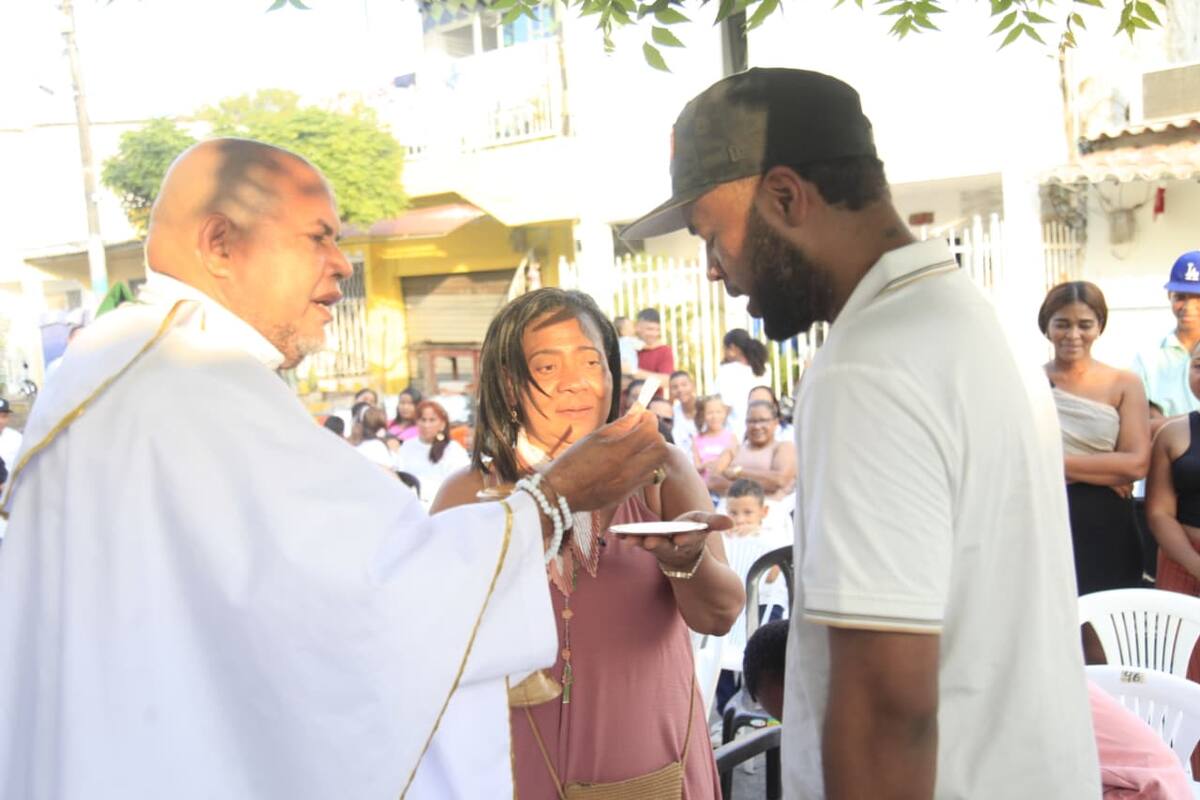 En Torices, familiares y seguidores celebraron una misa de acción de gracias por DJ Dever y su equipo. // Foto: Óscar Díaz - El Universal