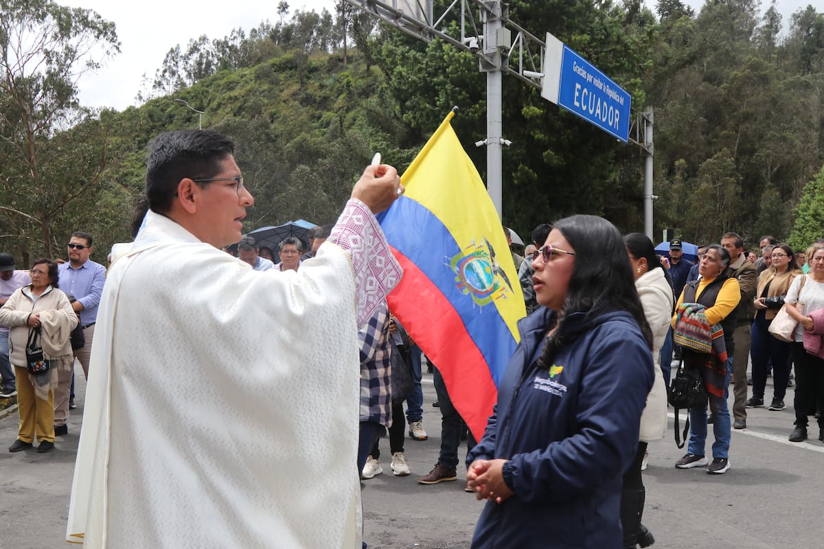 Colombia y Ecuador acuerdan reforzar seguridad en frontera para resolver guerra comercial. // EFE/ Xavier Montalvo