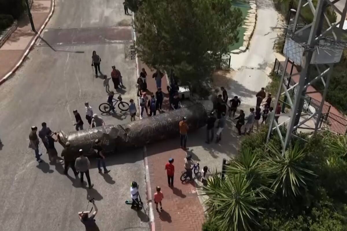 Impactante video: restos de misil iraní caen junto a una escuela en Cisjordania