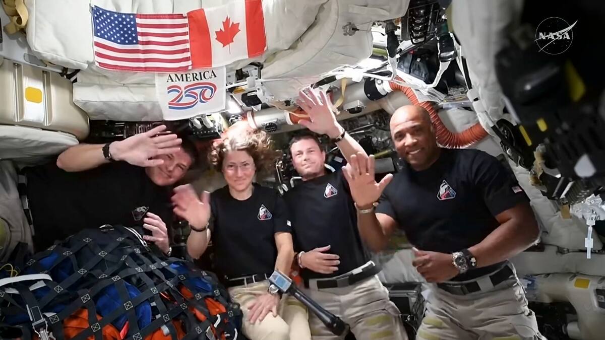 Captura de video tomada de la cuenta oficial en X @NASA que muestra desde la izquierda a los astronautas; Reid Wiseman, Christina Koch, Jeremy Hansen y Victor Glover saludando durante una conversación en directo desde la nave Orión de la misión Artemis II con el presidente de Estados Unidos, Donald Trump. EFE/ @NASA /SOLO USO EDITORIAL/ NO VENTAS/ SOLO DISPONIBLE PARA ILUSTRAR LA NOTICIA QUE ACOMPAÑA (CRÉDITO OBLIGATORIO)