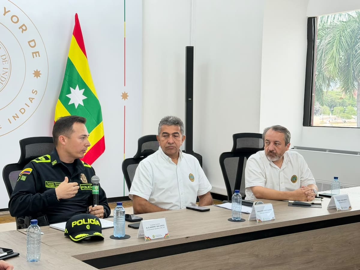 En la reunión para activar el plan en la misión médica para Cartagena participaron el comandante operativo de la Policía Metropolitana de Cartagena, coronel Alejandro Salgado; el secretario del Interior y Convivencia Ciudadana (e), Jorge Redondo; y el director del Departamento Administrativo Distrital de Salud (Dadis), Rafael Navarro España. // Foto: Cortesía - Alcaldía de Cartagena.
