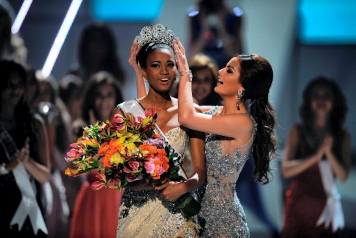 La mexicana Ximena Navarrete entrega la corona universal a la nueva Miss Universo 2011