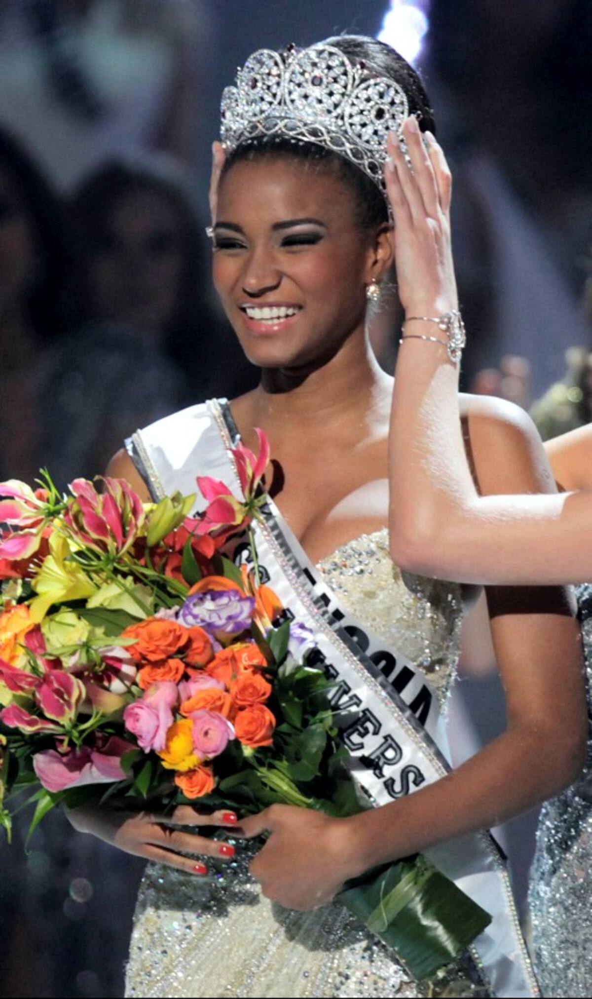 Leila Lopes, de Angola, con la corona de Miss Universo 2011