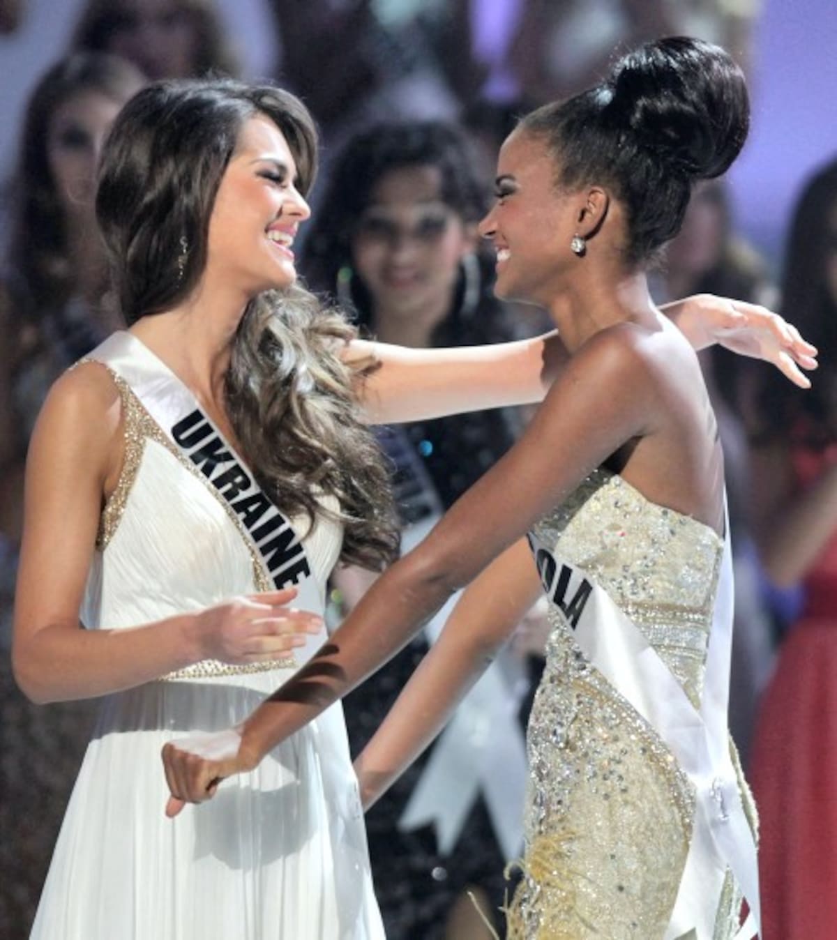 Miss Ucrania y Miss Angola en el momento decisivo.
