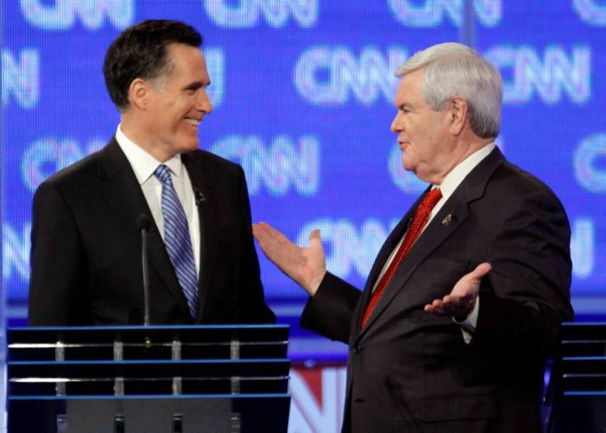 El aspirante republicano a la Casa Blanca Newt Gingrich (der.) cuestionó las afirmaciones sobre creación de empleo de su principal rival y favorito Mitt Romney (izq.), en un debate este jueves. AP David Goldman