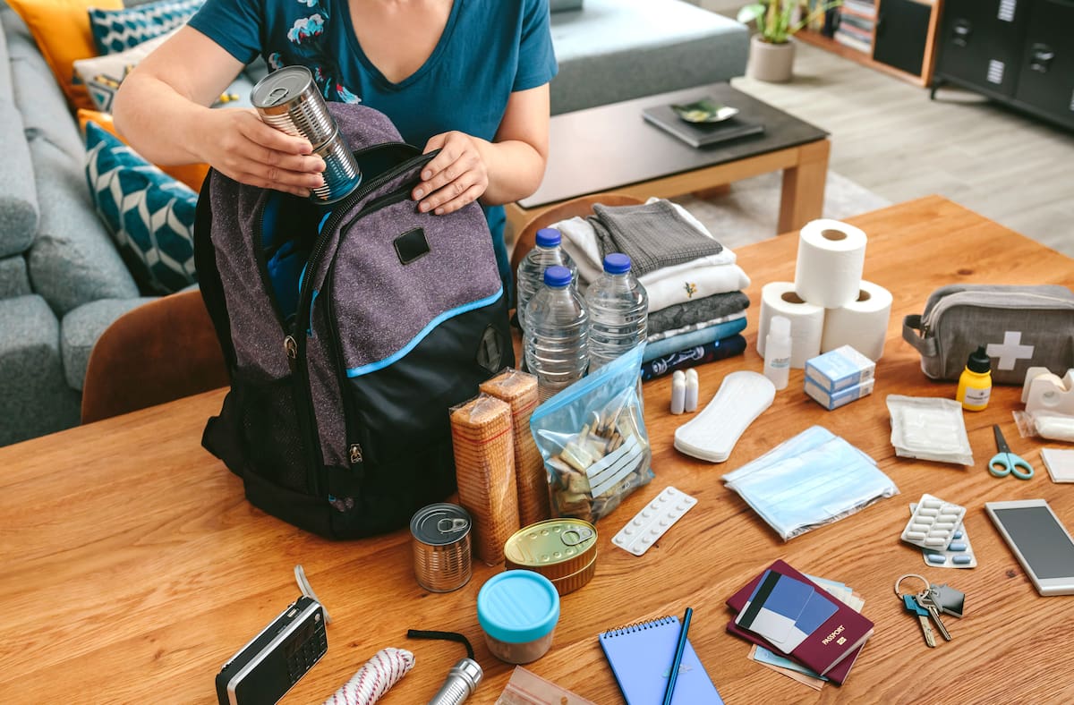En caso de emergencia, organismos de socorro y prevención recomiendan mantener a la mano una mochila con objetos esenciales para emergencias. // Foto: 123rf.