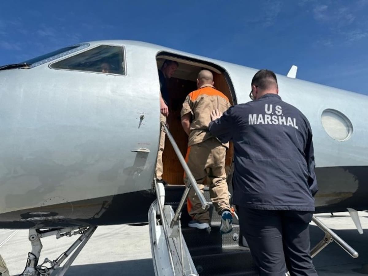 'Mocho Olmedo' subiendo al avión de las autoridades estadounidenses para ser extraditado a ese país. // Foto: tomada de redes sociales - X @USAO_SDFL.