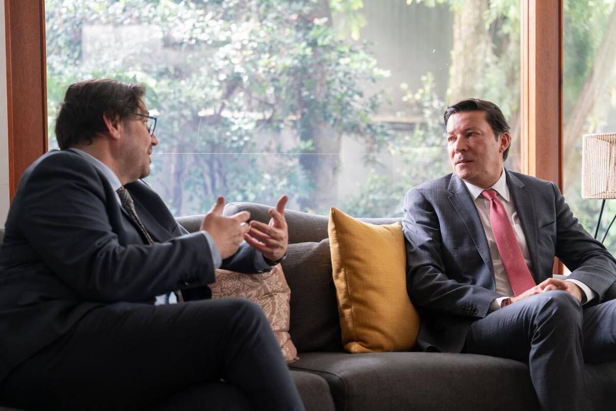 José Antonio Gabriel, jefe adjunto de esta Misión de Observación Electoral; Hernán Penagos, registrador Nacional del Estado Civil, se reunieron con el propósito fortalecer la articulación institucional y establecer los canales de coordinación en las elecciones 2026. // Foto: Cortesía - Registraduría Nacional del Estado Civil.
