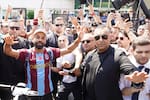 Video: Mohamed Salah firmó con el Trabzonspor de Turquía; multitudinario recibimiento