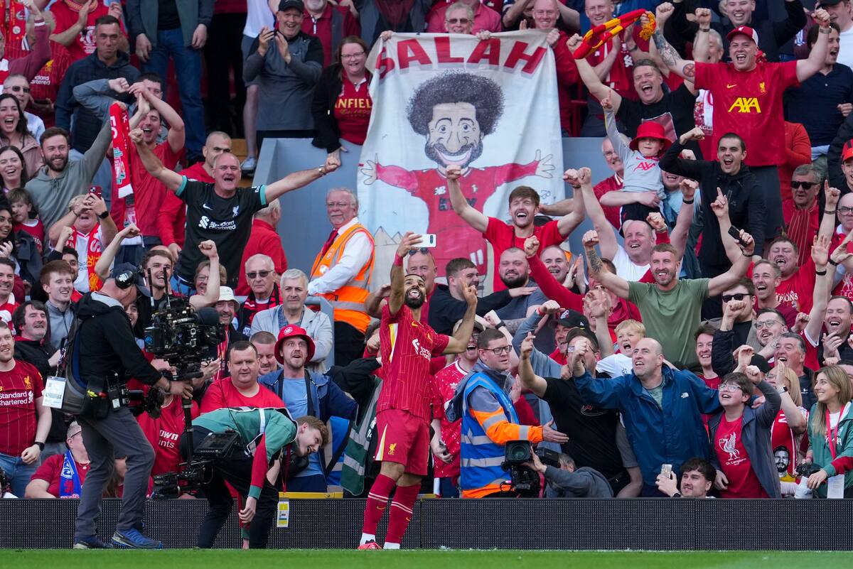 Mohameh Salah anotó un tanto en la victoria de Liverpool contra Tottenham Hotspur. Guardó el recuerdo en el celular de un fanático. //AP