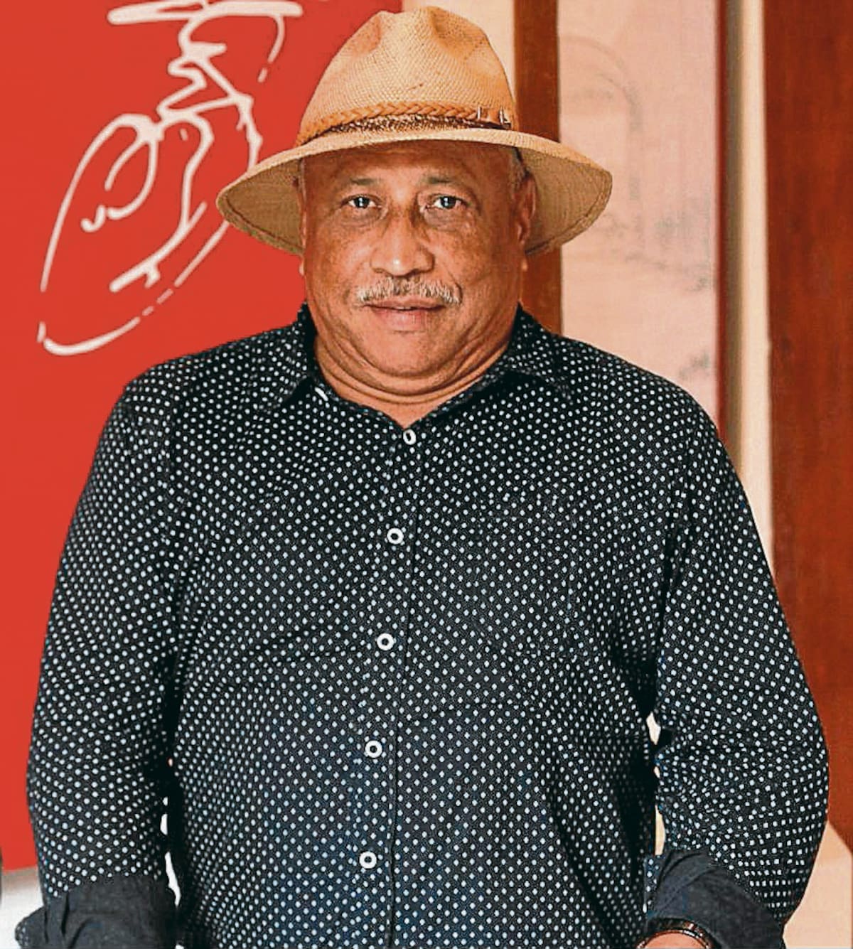 Moisés Álvarez Marín, con las llaves antiguas de Cartagena. // Foto: Óscar Díaz-Cortesía.
