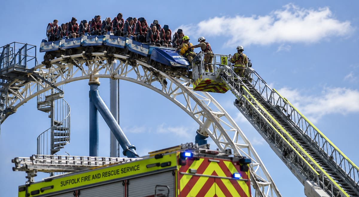 Momentos de tensión: 27 personas atrapadas en una montaña rusa. // Foto: imagen generada con IA.