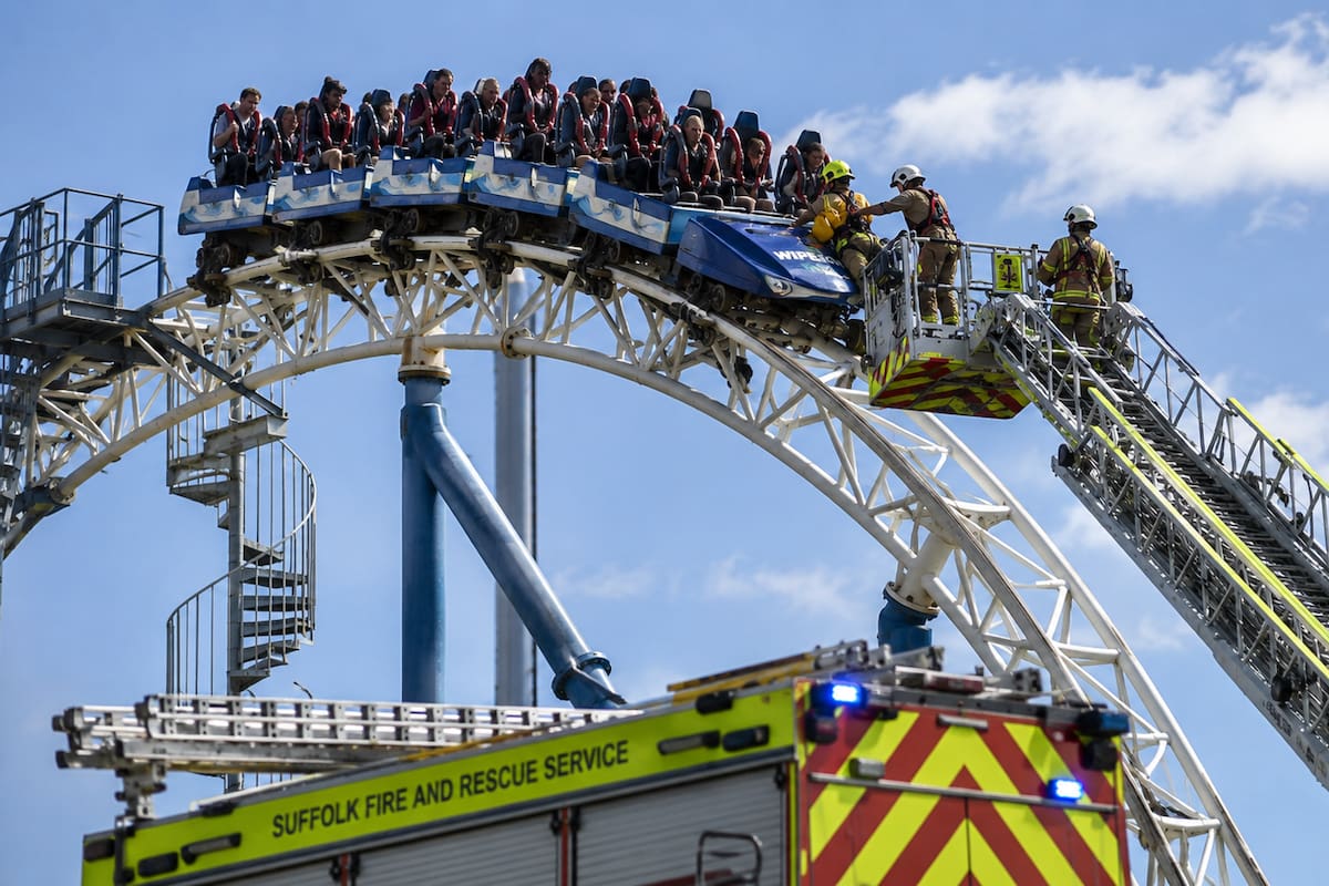 Drama en parque de atracciones: 27 personas quedaron atrapadas en una montaña rusa