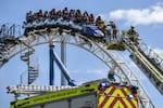 Drama en parque de atracciones: 27 personas quedaron atrapadas en una montaña rusa