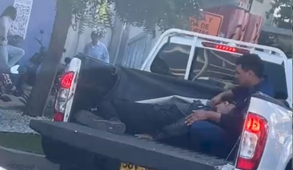 Momentos durante el cual Argenis Andrés Bonett Carmona era llevado por uno de sus compañeros a la Clínica Reina Catalina de Barranquilla.//Cortesía Red de Cooperantes.
