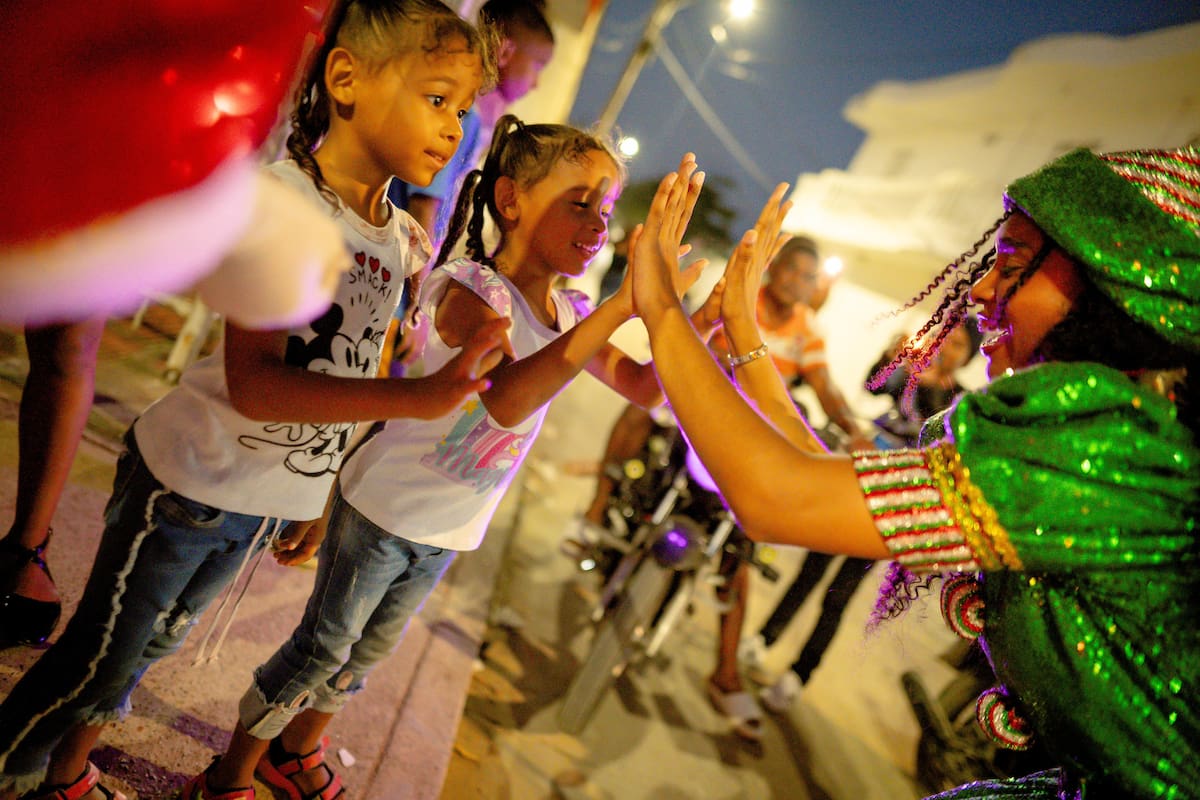 Momentos en que personal de la gobernación amenizan con niños en el municipio de Clemencia con la llegada de las caravanas navideñas.// Foto: cortesía.