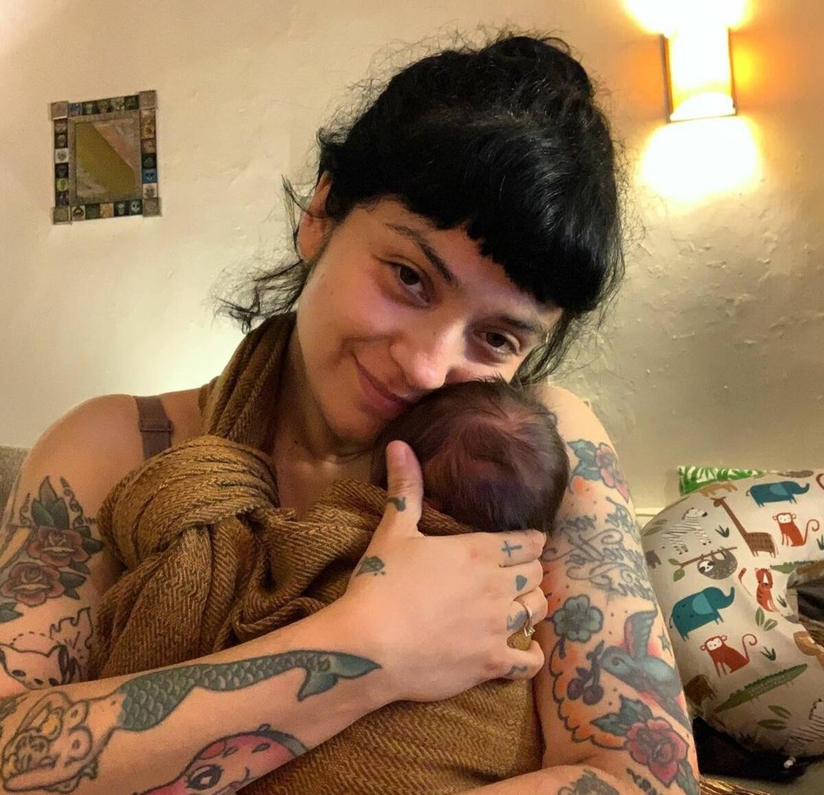 Mon Laferte junto a su hijo recién nacido en el 2022. //Foto: tomada de internet.