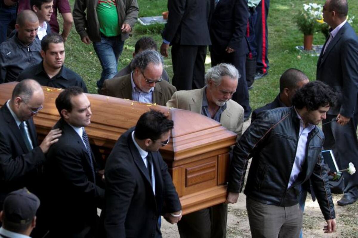El padre de Mónica le dio las gracias a la multitud que los acompañó. AP Alejandro Cegarra