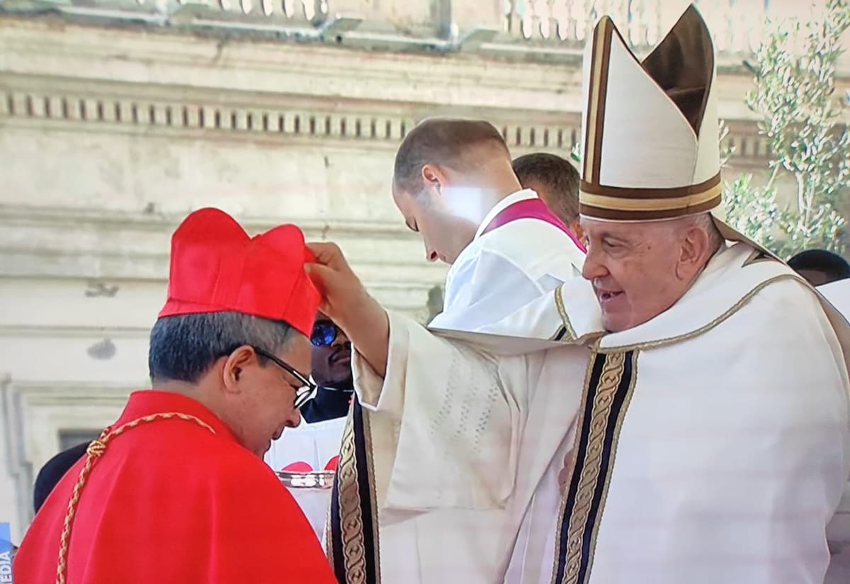 El día en el papa Francisco bendijo a monseñor Luis José Rueda, tras convirtirse en nuevo cardenal de Colombia. // Foto: Cortesía - Conferencia Episcopal de Colombia.