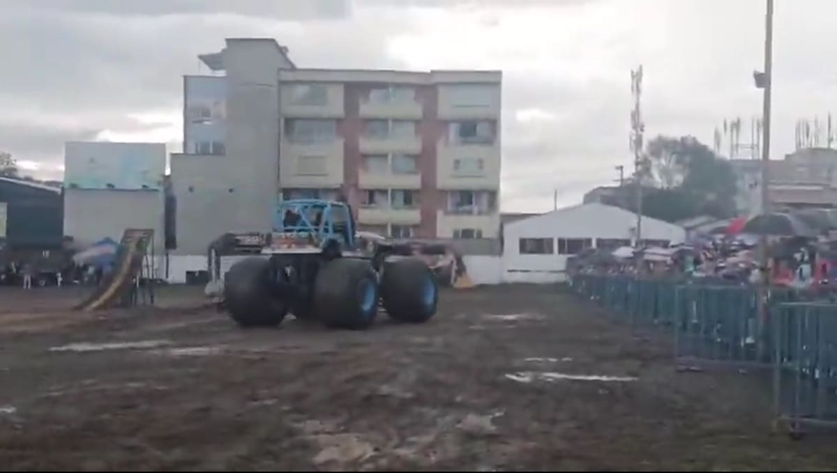 Un vehículo Monster Truck arrolla a varias personas en Popayán. // Foto. captura de video.