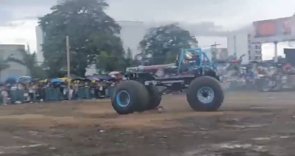 Conductora perdió el control de un vehículo 'Monster Truck' en un evento en Popayán y arrolló a varias personas. // Foto: Captura de video.