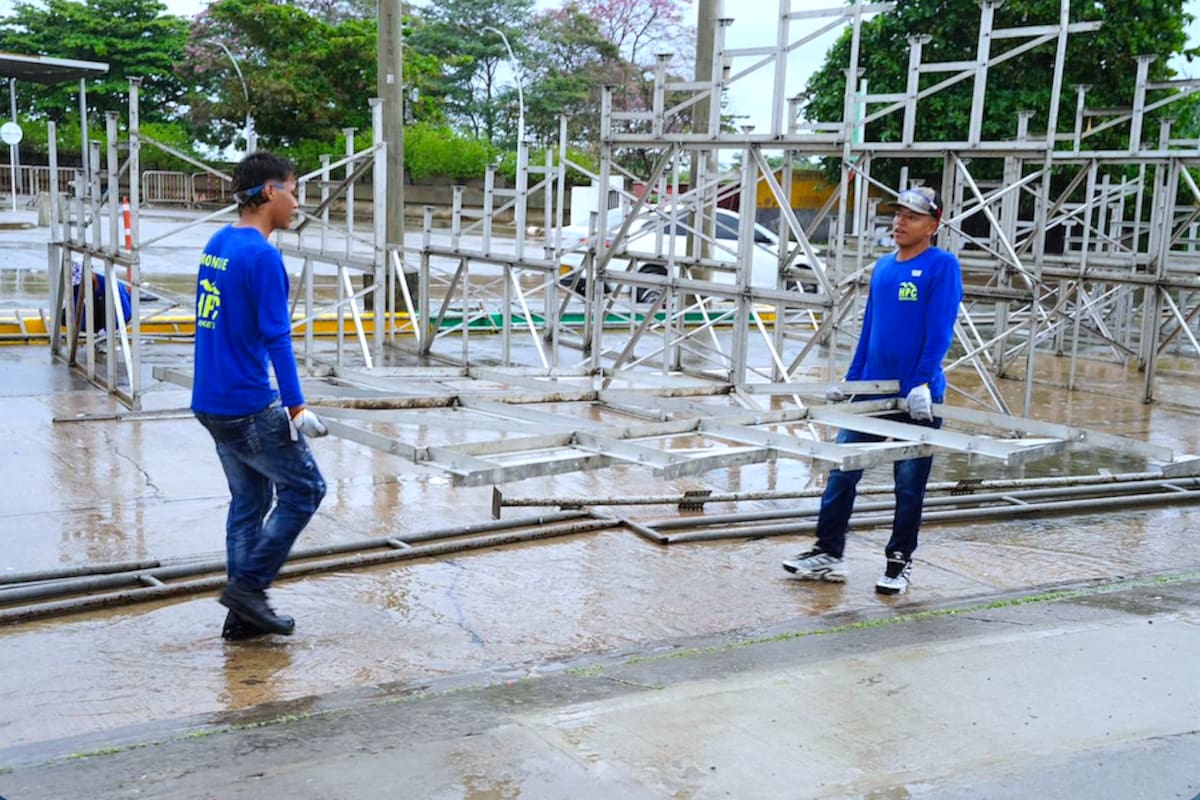 En el montaje de los palcos en la Vía 40 trabajan más de 300 personas.//Cortesía Carnaval de Barranquilla.