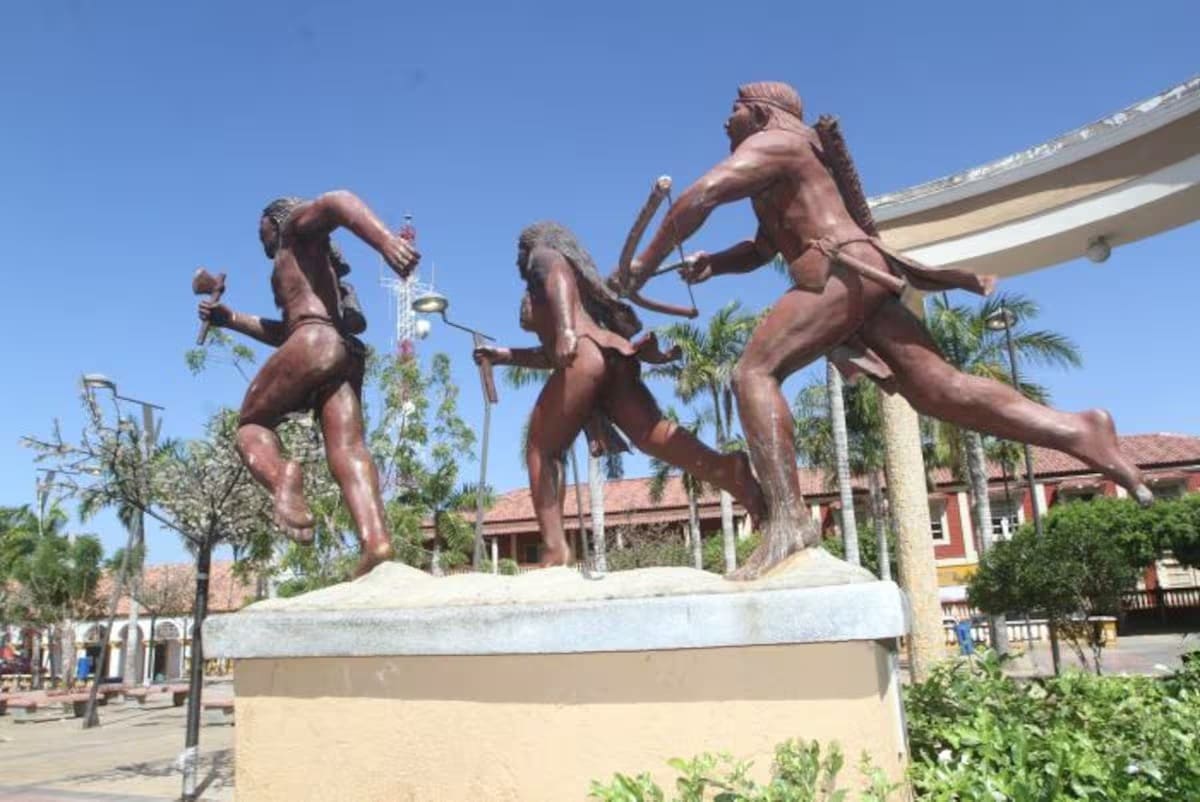 El monumento a los indios Yurbaco, en la plaza principal de Turbaco, una de las alternativas para conocer. Julio Castaño/ El Universal