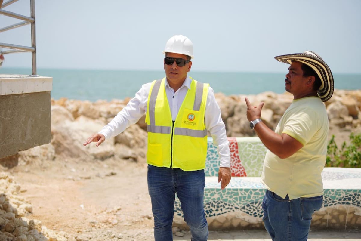 El alcalde de Cartagena, Dumek Turbay Paz, estuvo inspeccionando las obras del mirador-balcón en el sector de Los Alcatraces. // Foto: Cortesía - Alcaldía de Cartagena.