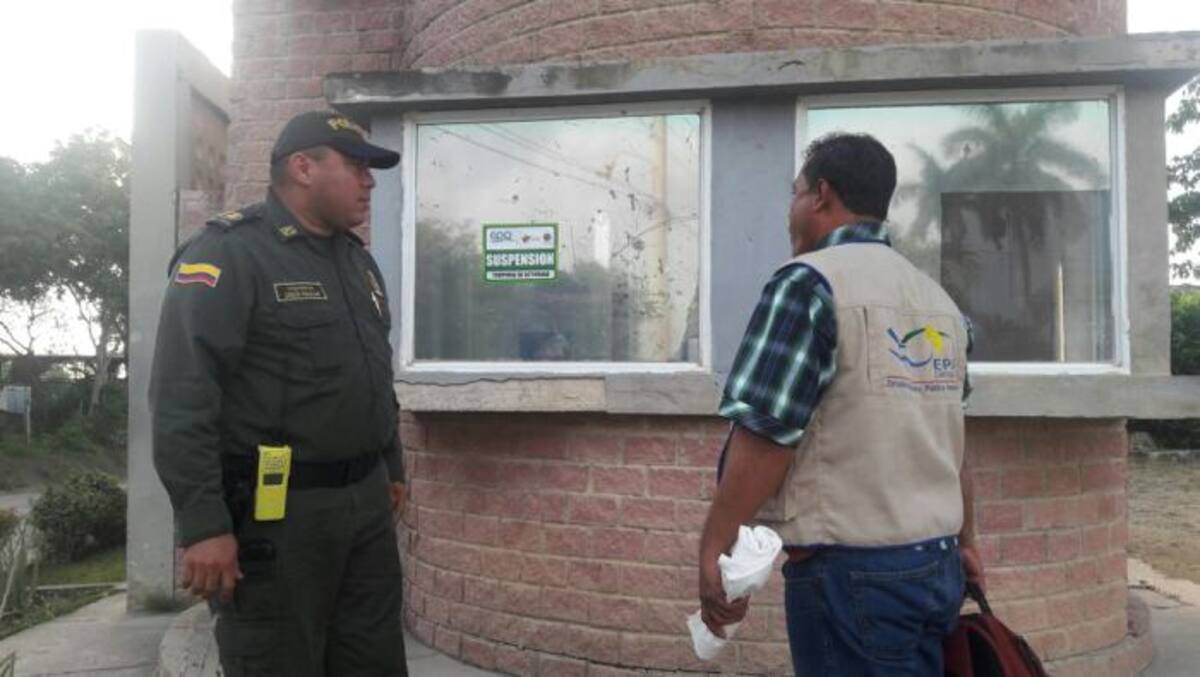 Policía Ambiental y EPA imponiendo el sello de suspensión de la actividad. //Cortesía.