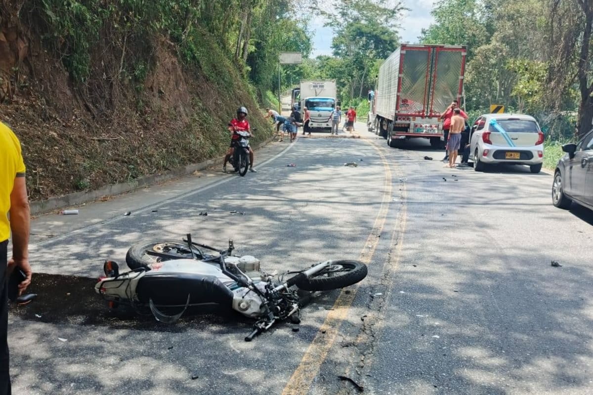 Motociclista perdió un pie al chocar fuertemente contra tractocamión