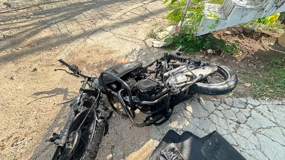 Moto quemada en el barrio Alameda La Victoria. // Foto: Policía Metropolitana de Cartagena