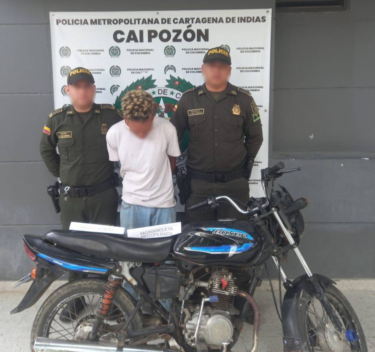 En un operativo simultáneo, en los sectores San Nicolás y 14 de Febrero, del barrio El Pozón, fueron capturados “el John” y “el Andrés”, a quienes sorprendieron con dos motocicletas con reportes por hurto y falsedad marcaria.