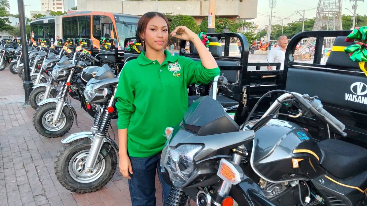 Yuliana Tapia recibió hoy su motocarro, en representación de su papá. // Luis Herrán - El Universal