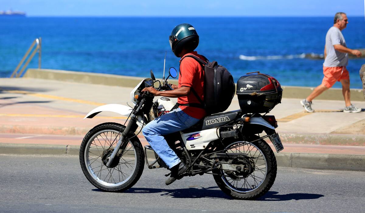 El peso de los accesorios de la moto influye en la cantidad de gasolina que consuma porque afecta aspectos como la aerodinámica. // 123RF.
Preço
Valor
Pagamento
compras