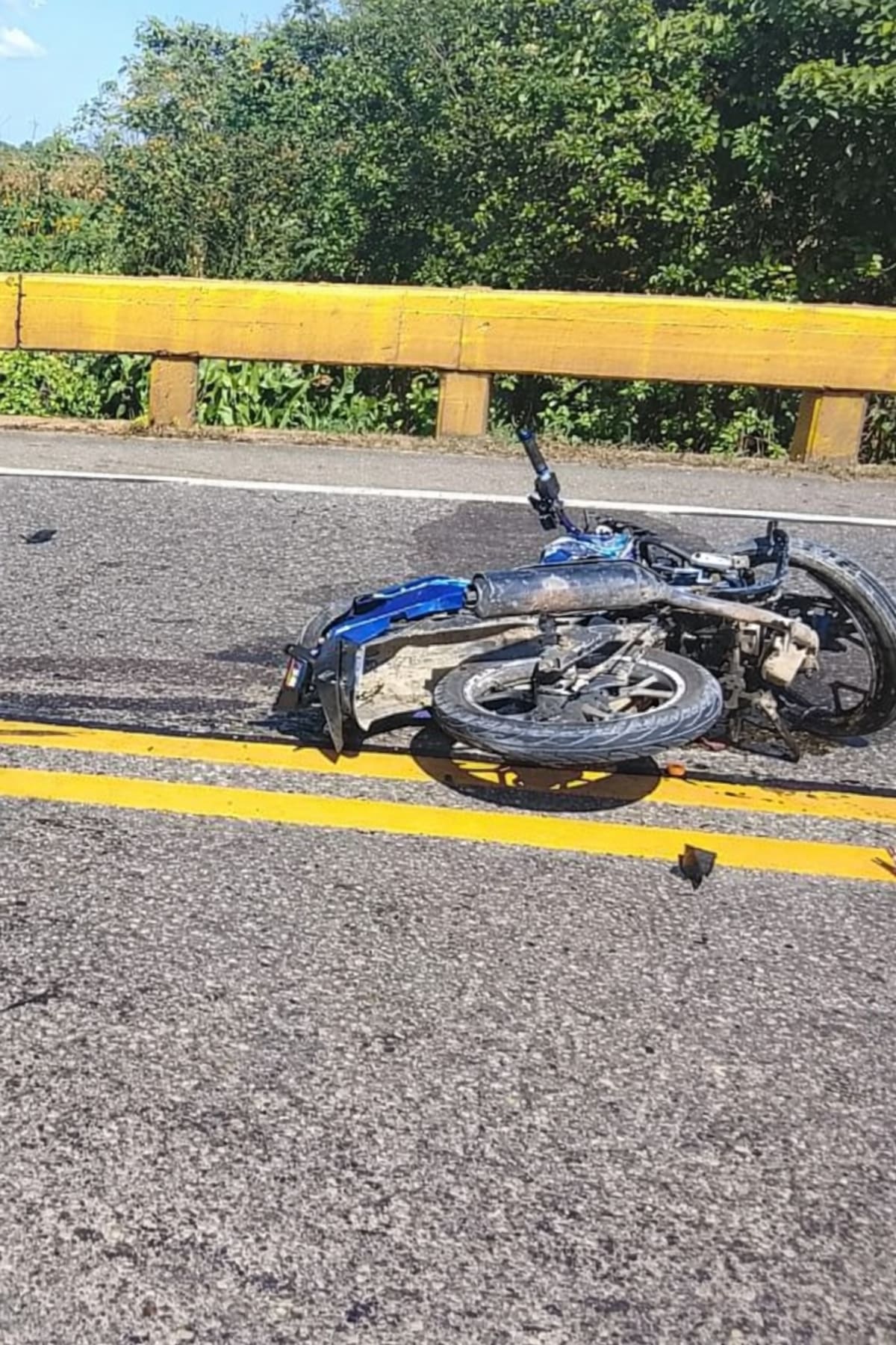 La víctima se movilizaba en una motocicleta la cual quedó destrozada en medio de la carretera en inmediaciones al puente de Gambote - Bolívar.