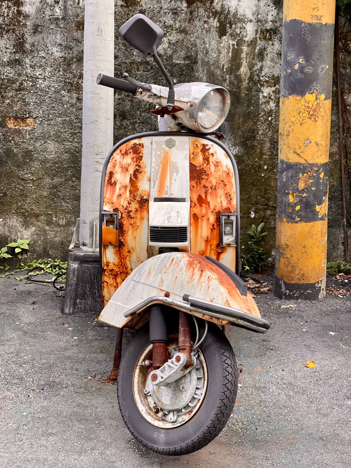 Motocicleta oxidada.