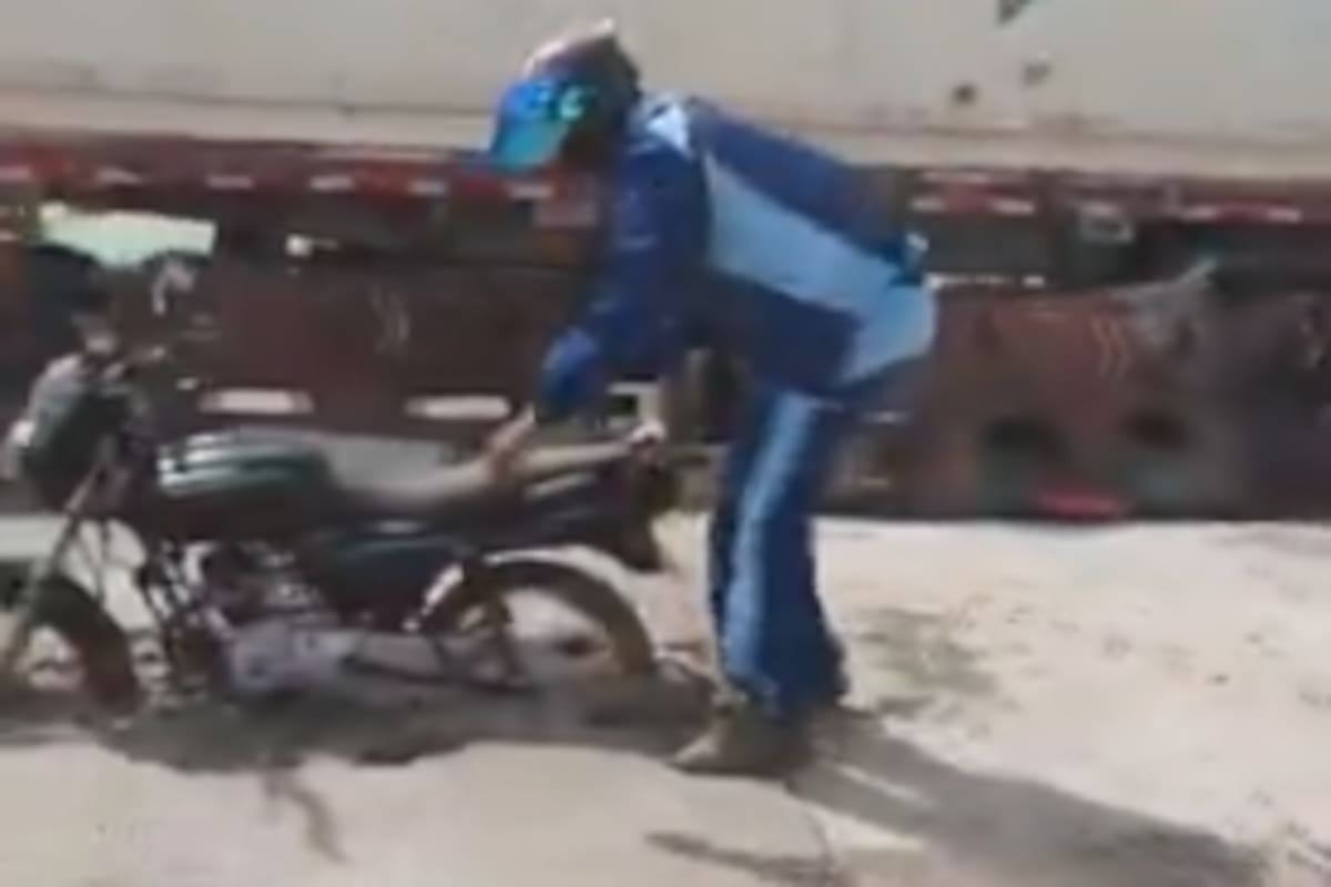 Video: motociclista quedó atrapado en cemento de obra de TransMilenio