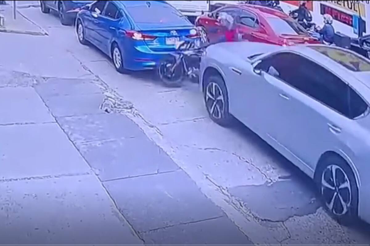 El impactante video de un motociclista que es embestido varias veces por una camioneta