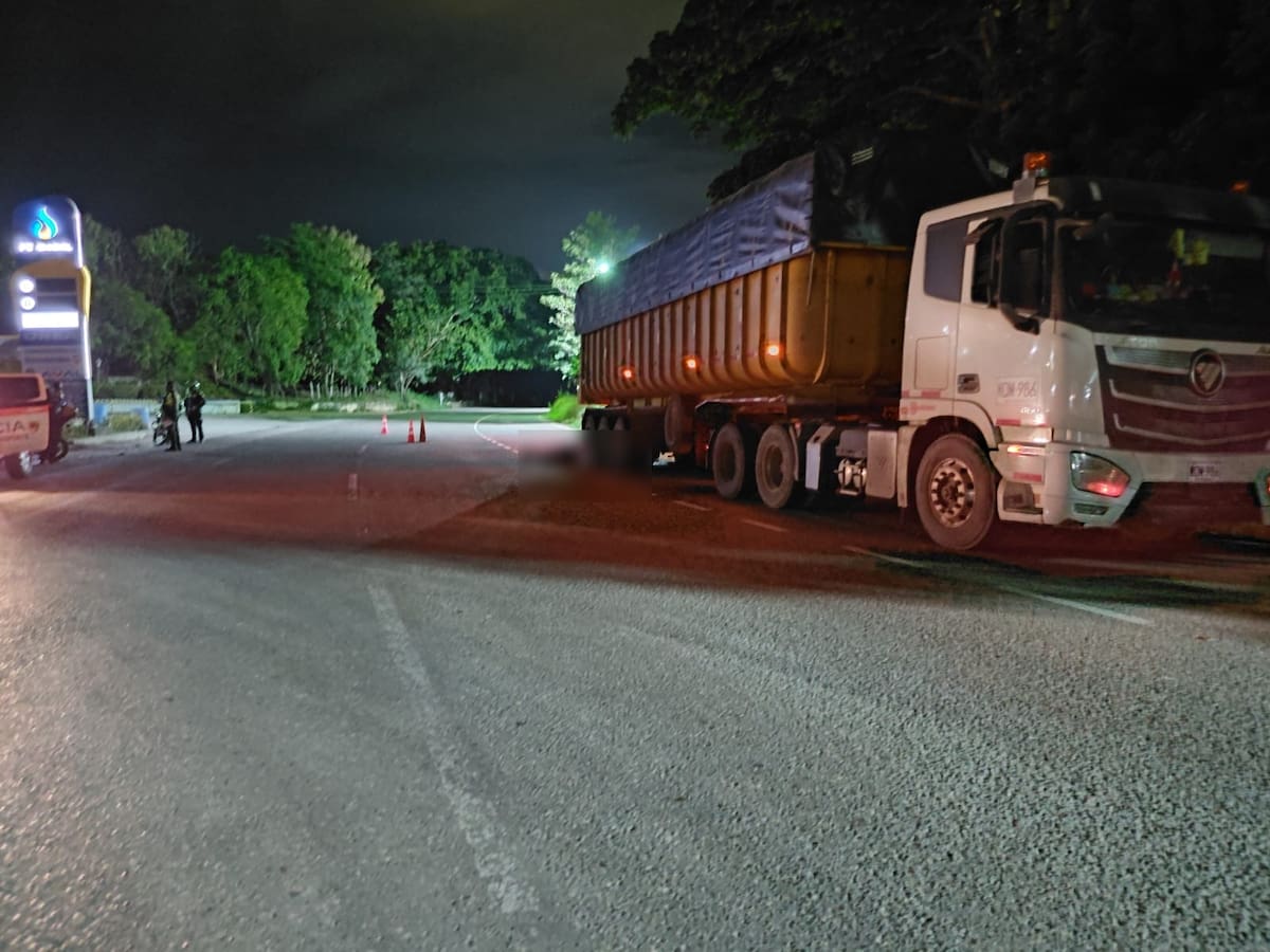 Motociclista murió tras chocar contra un tractocamión en la vía Mamonal-Gambote. // Foto: SECCIONAL TRÁNSITO Y TRANSPORTE BOLÍVAR