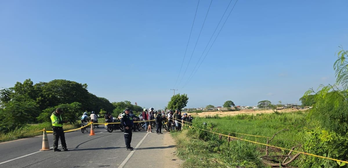 Sector de la vía Cartagena-Turbaco donde ocurrió el accidente que dejó muerto a Néstor Julio Moreno, en la mañana de este domingo, 6 de septiembre. //FOTO: CORTESÍA DE SECCIONAL DE TRÁNSITO.