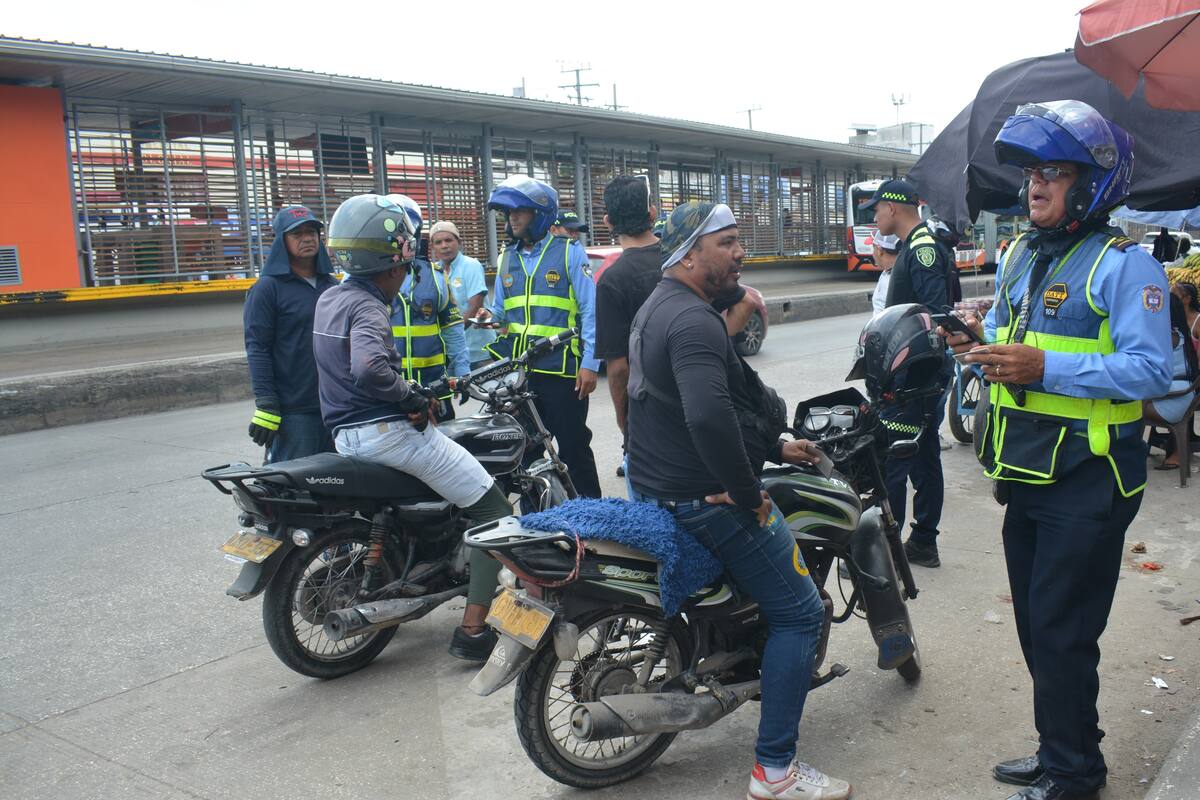 28 motos inmovilizadas en Bazurto por circular en carril solobús