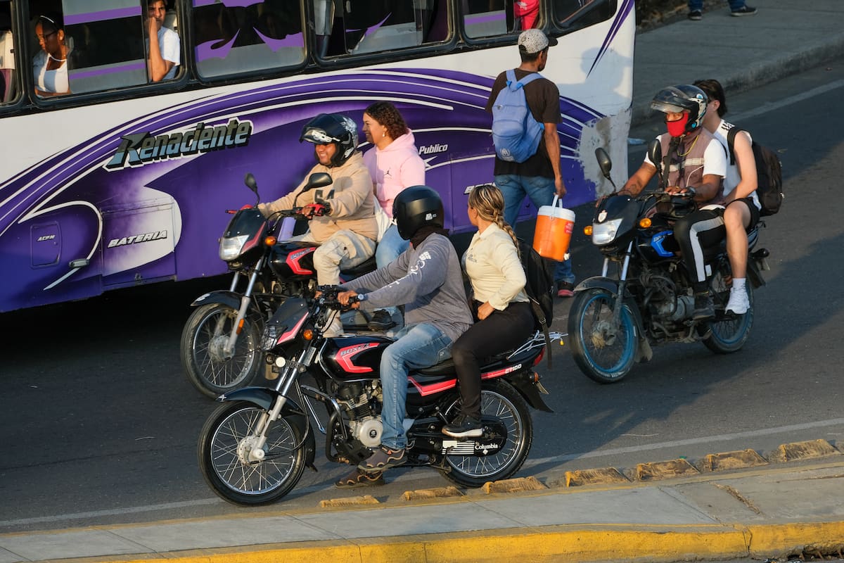 El uso del casco certificado debería ser obligatorio para motociclistas y sus pasajeros, pues reducen 74% el riesgo de sufrir traumatismos cerebrales. // Cortesía Rafael Bossio