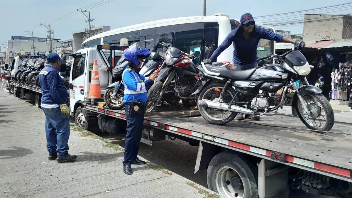 Departamento Administrativo de Tránsito y Transporte señaló que lleva 324 vehículos inmovilizados en lo que va del 2026 por invadir el carril exclusivo de Transcaribe. // Foto: Julio Castaño Beltrán - El Universal.