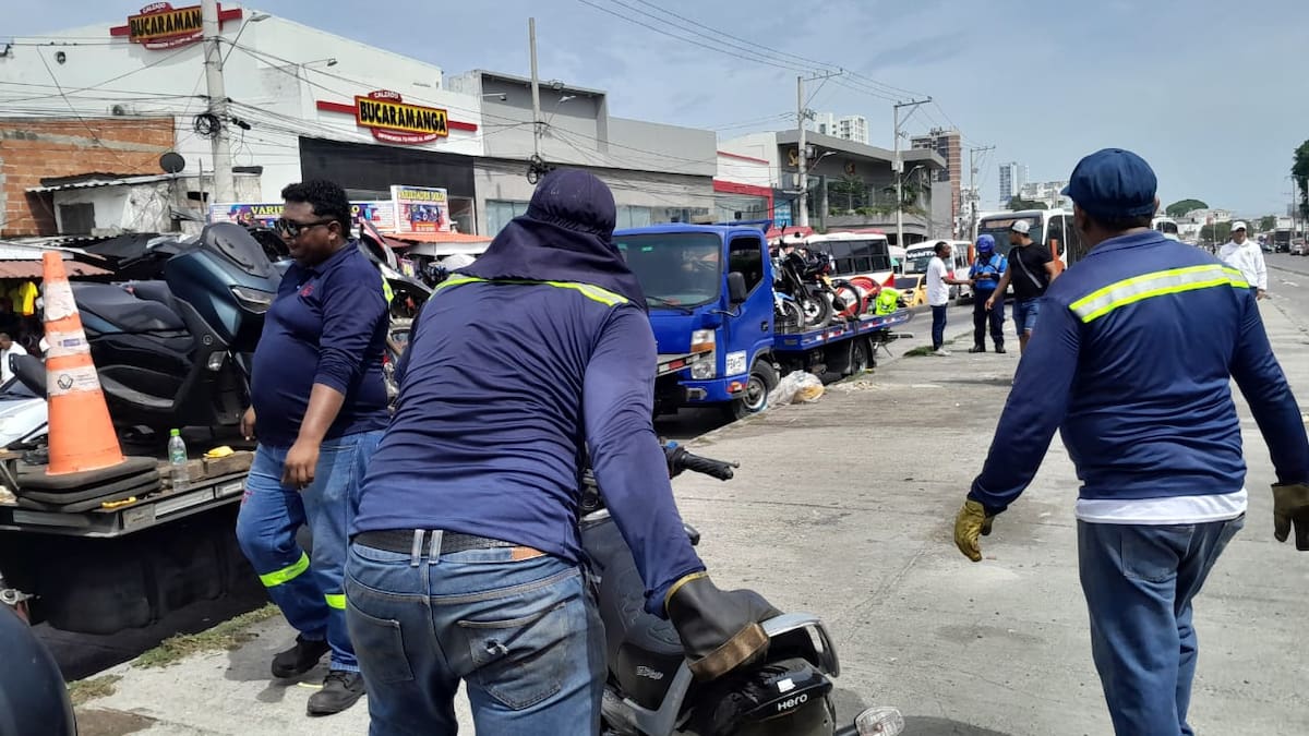 Operativo del DATT en carril exclusivo de Transcaribe. // Foto: Julio Castaño Beltrán - El Universal