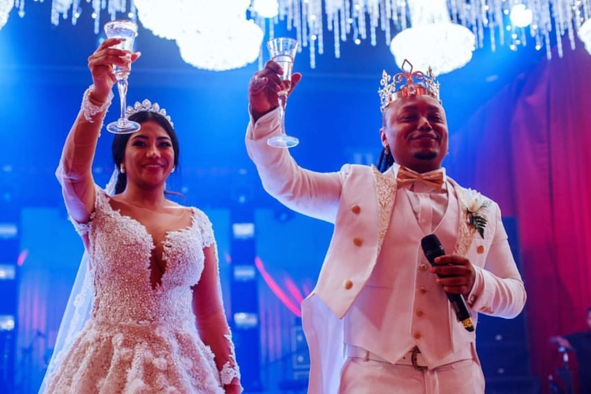 Mr. Black y Yuranis León se casaron en el Teatro Adolfo Mejía. //Foto: IG @yuranisleonmrblack