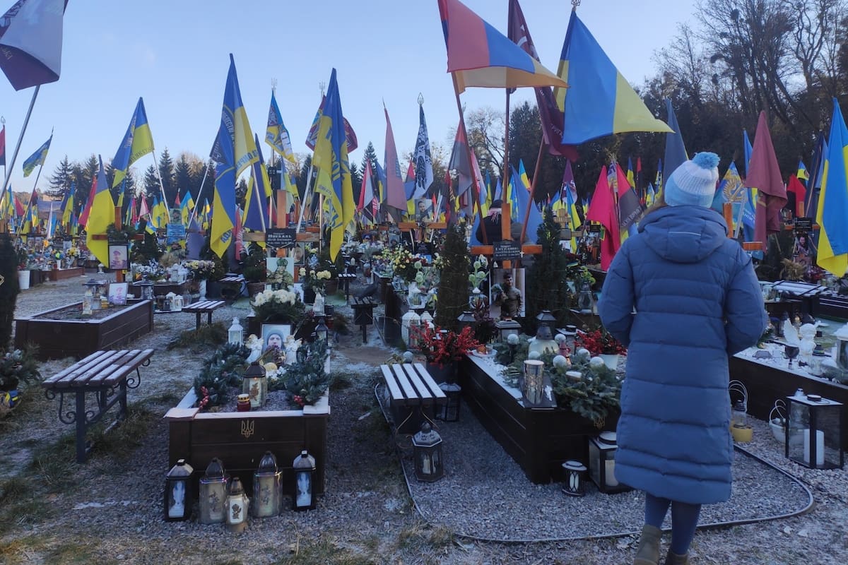 Muchas familias acuden a las tumbas de sus seres queridos, caídos en la guerra contra Rusia, para pasar tiempo juntos en Navidad y dejar regalos simbólicos ayer jueves, en Leópolis (Ucrania). //EFE